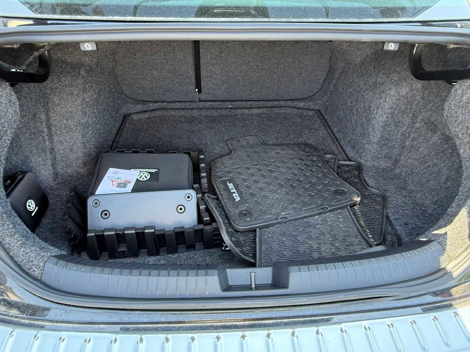 Certified 2023 Volkswagen Jetta SE FWD image 31