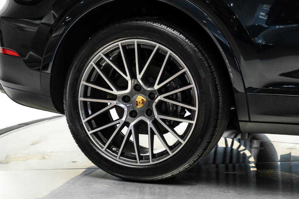 Used 2023 Porsche Cayenne w/ Premium Package AWD/4WD image 58