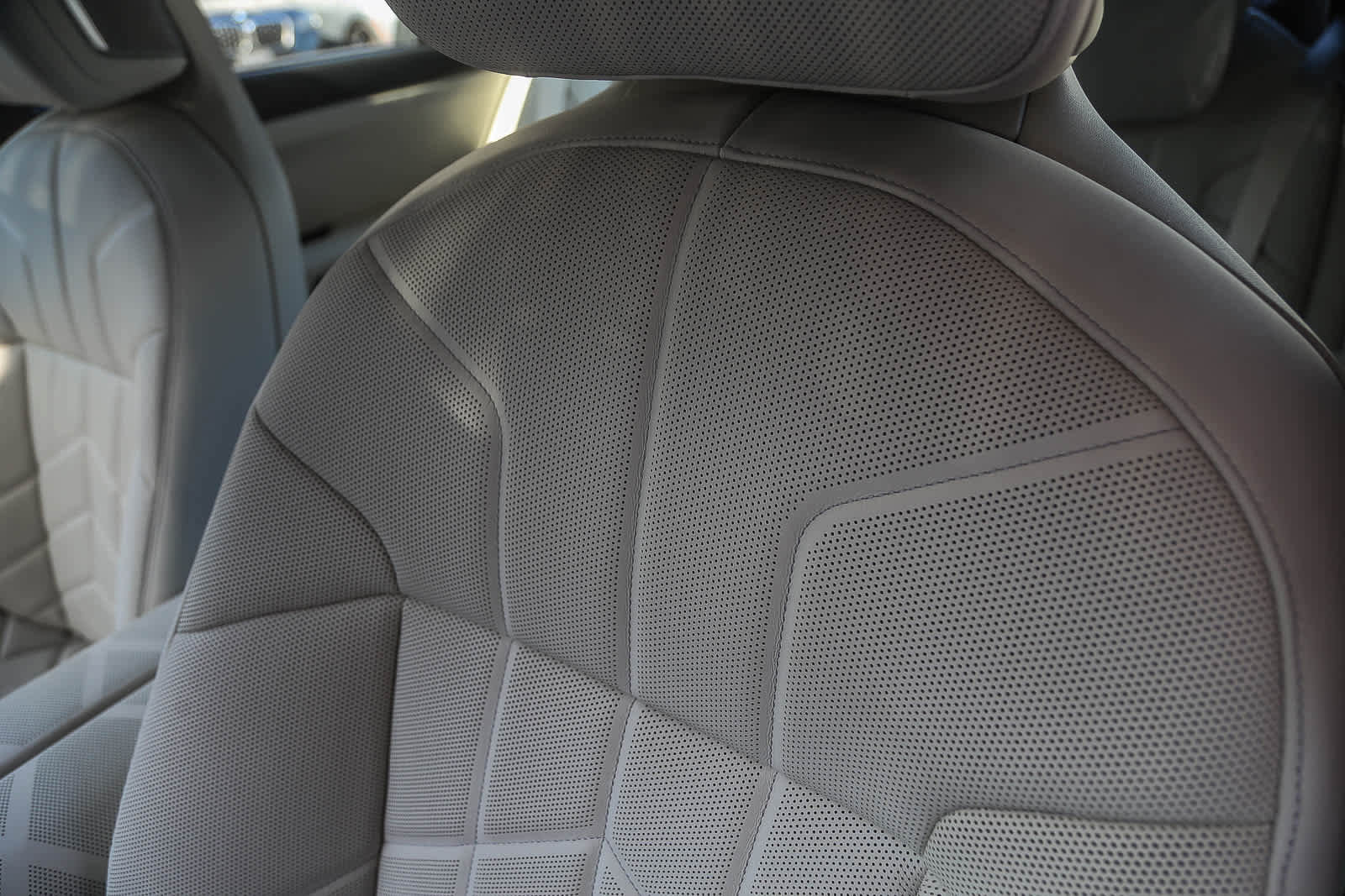 Used 2025 BMW i7 xDrive60 w/ Premium Package image 21