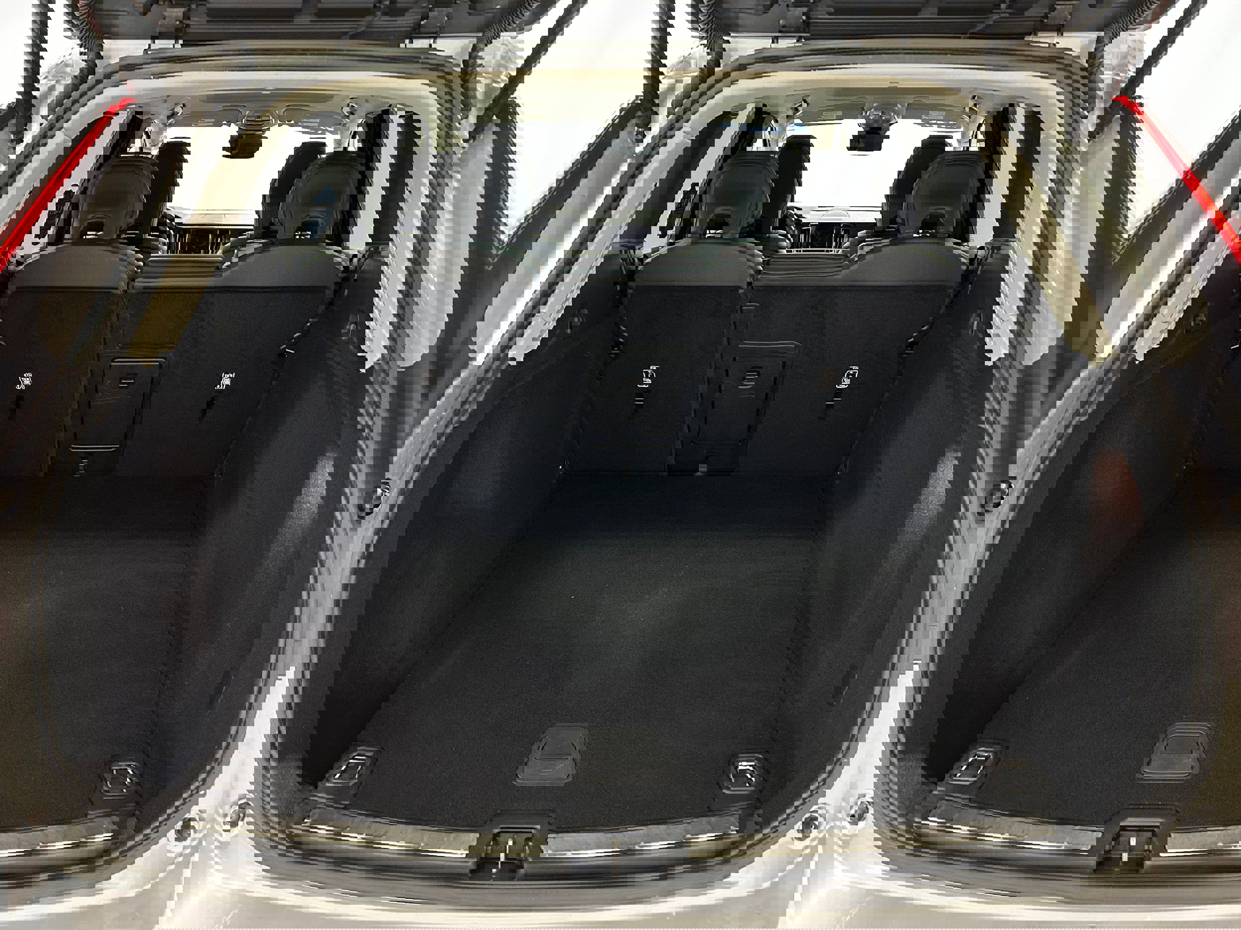 Used 2023 Volvo XC60 B5 Plus image 31