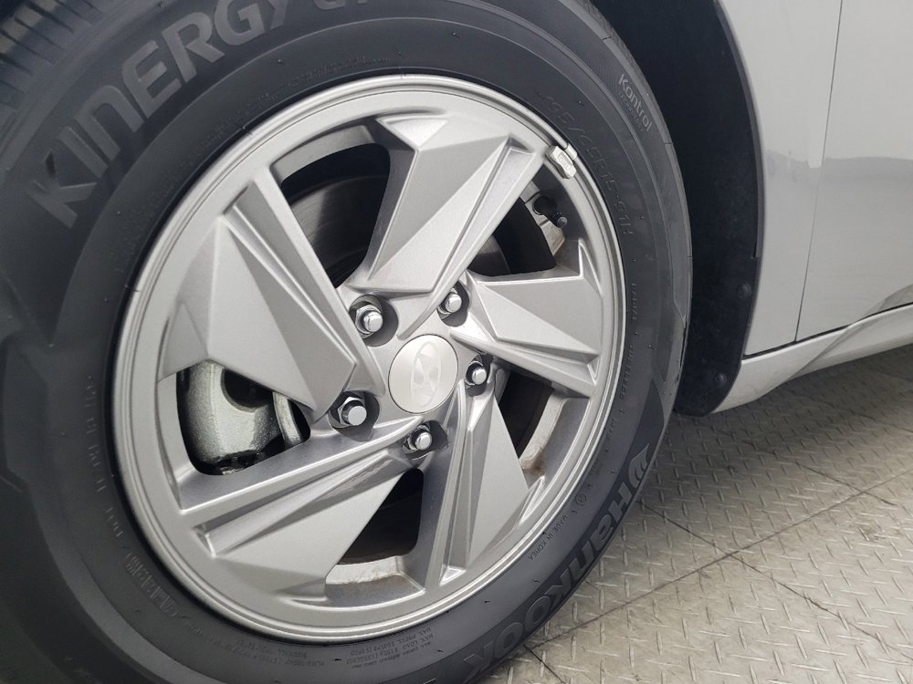 Used 2025 Hyundai Elantra SE image 31