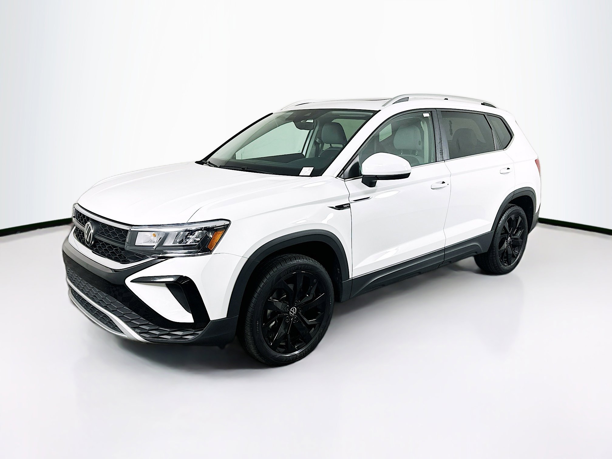 Used 2024 Volkswagen Taos SE image 3