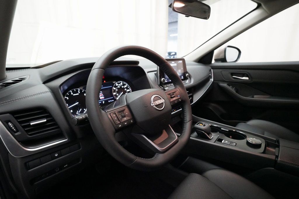 Used 2025 Nissan Rogue SV w/ SV Premium Package image 8