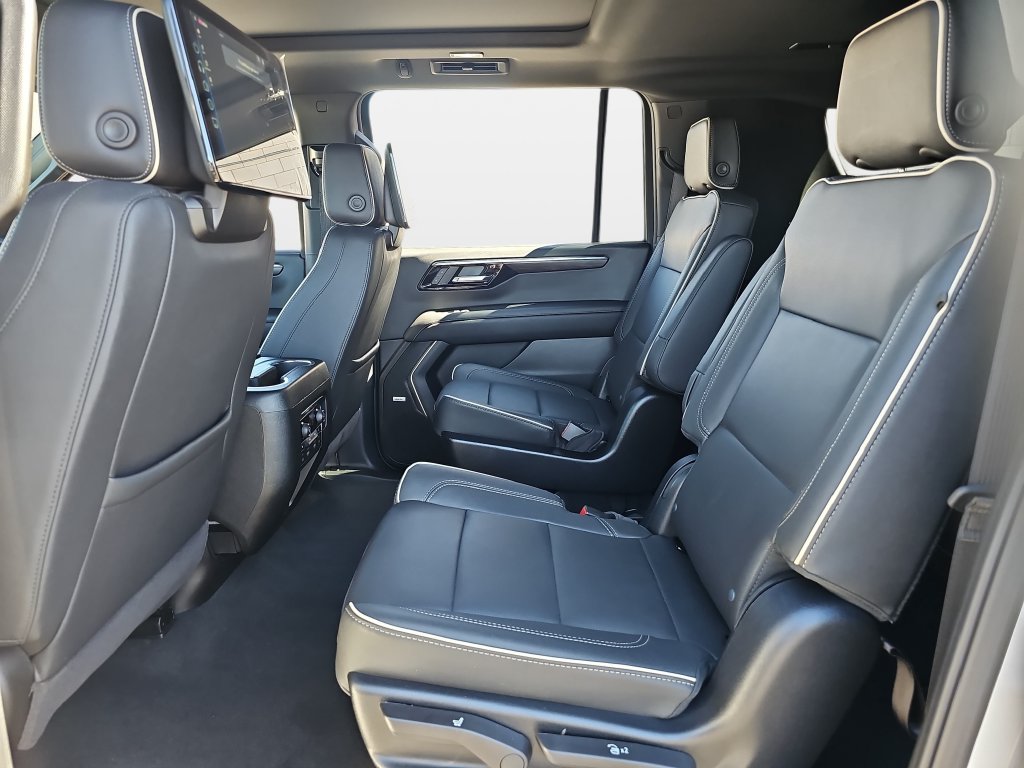Used 2025 Chevrolet Suburban Premier AWD/4WD image 21