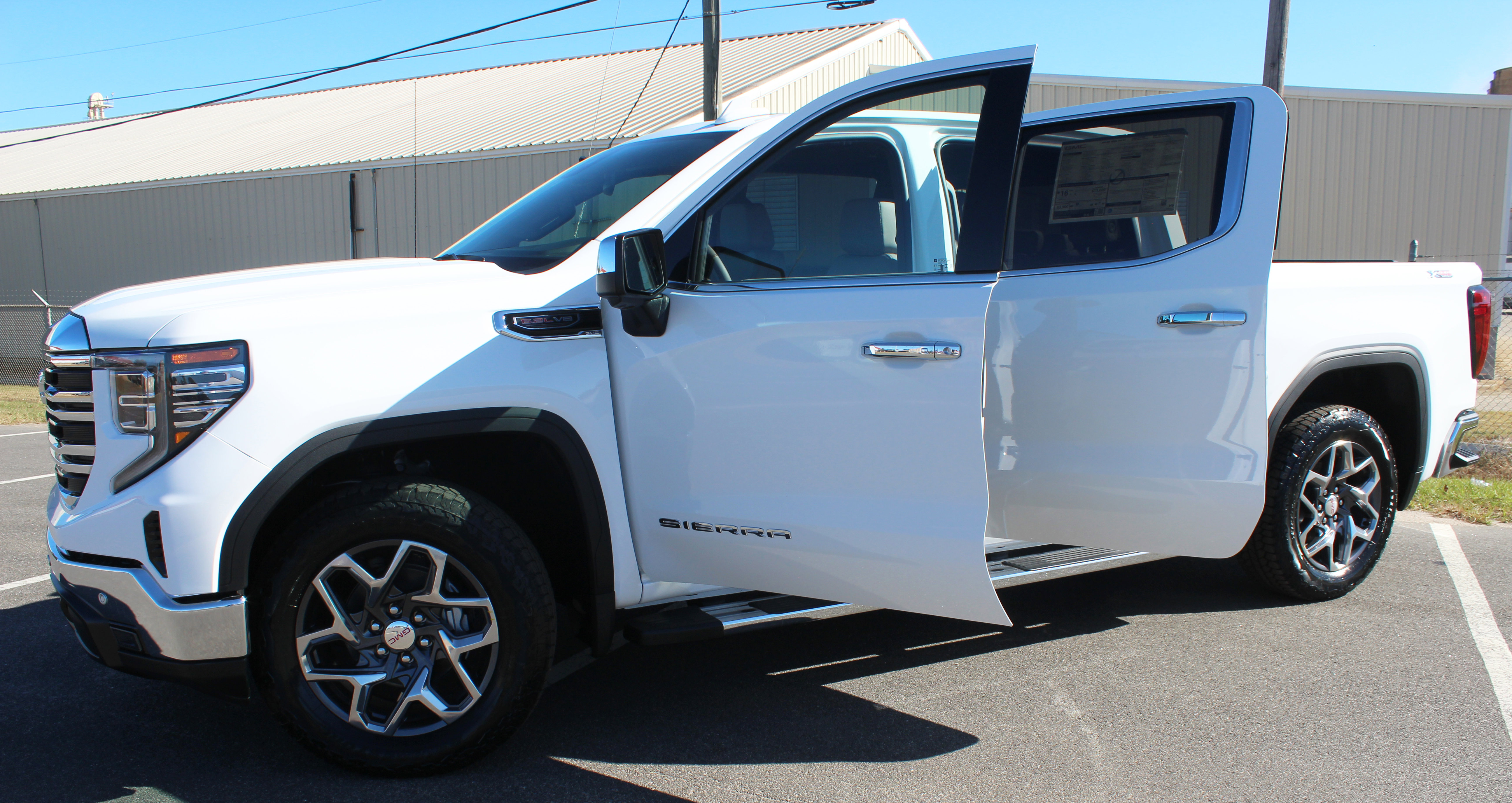 New 2026 GMC Sierra 1500 SLT image 4