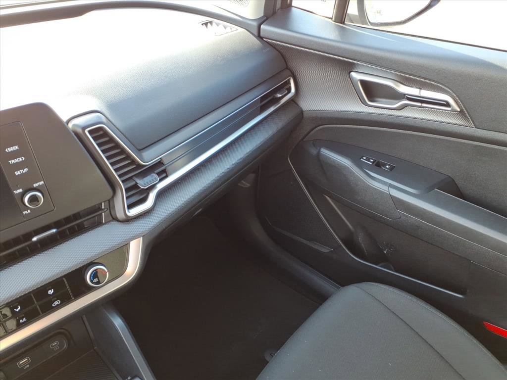 Used 2025 Kia Sportage LX image 30