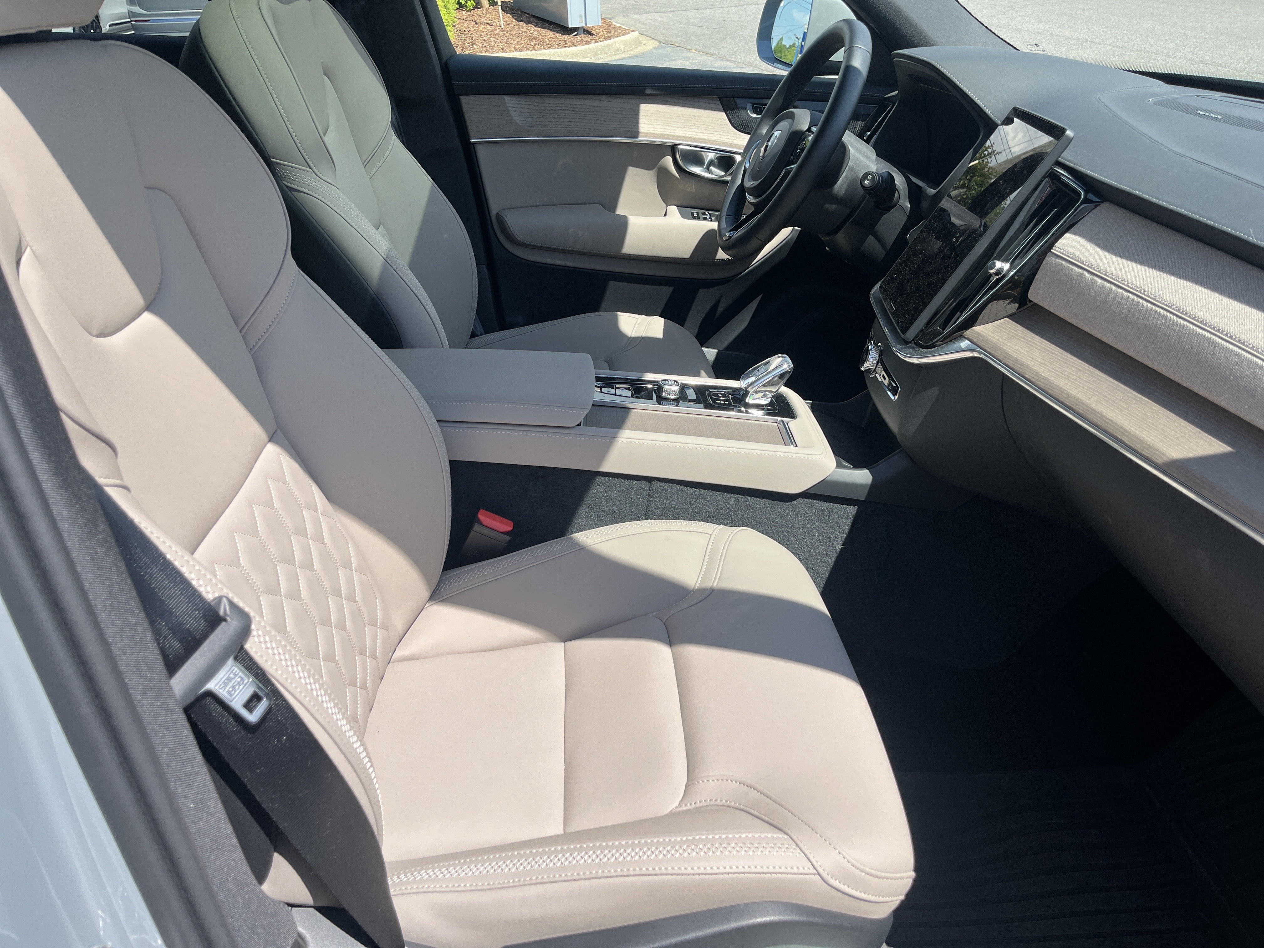New 2026 Volvo XC90 B6 Plus w/ Protection Package Premier AWD/4WD image 24
