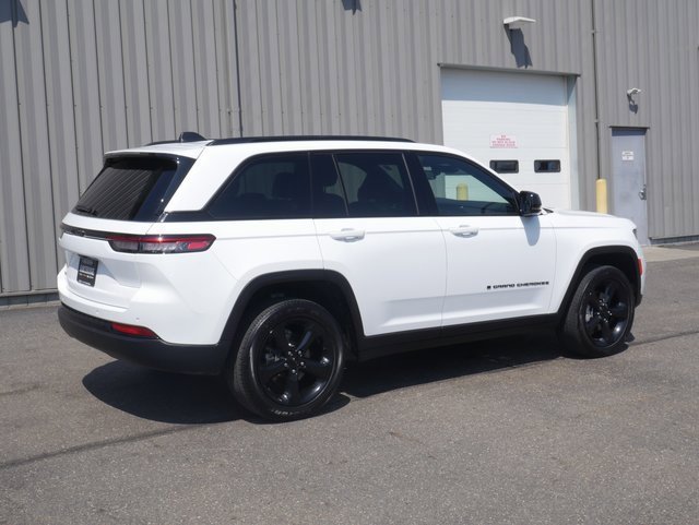 Used 2023 Jeep Grand Cherokee Altitude image 13