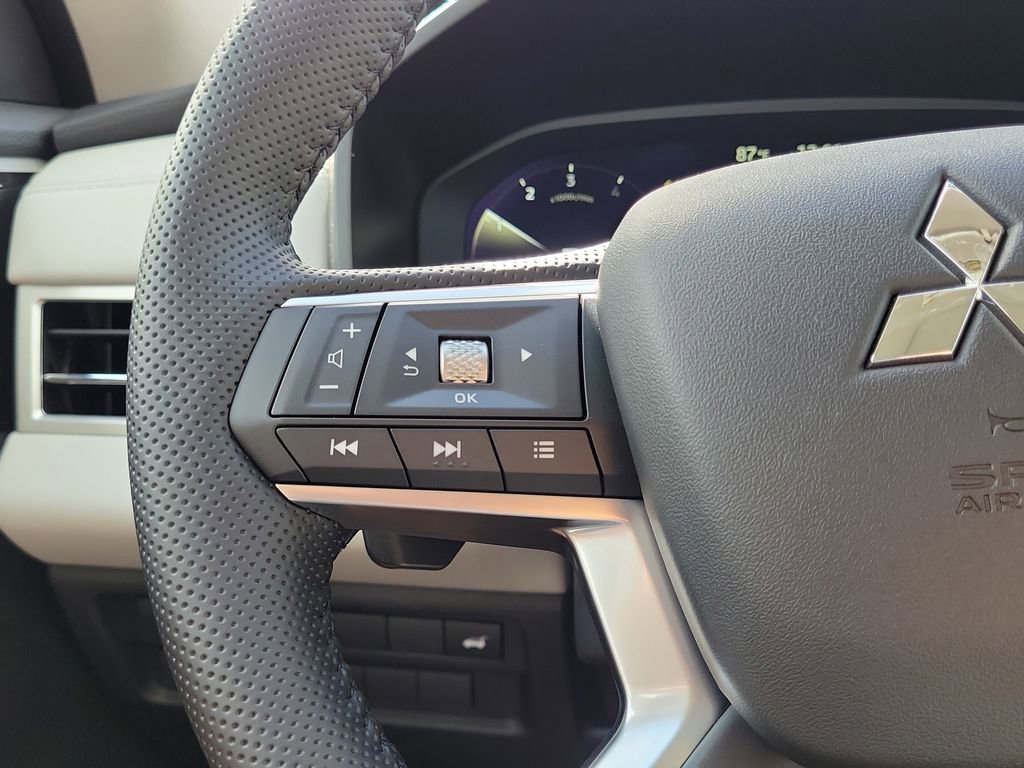 New 2025 Mitsubishi Outlander SE image 14