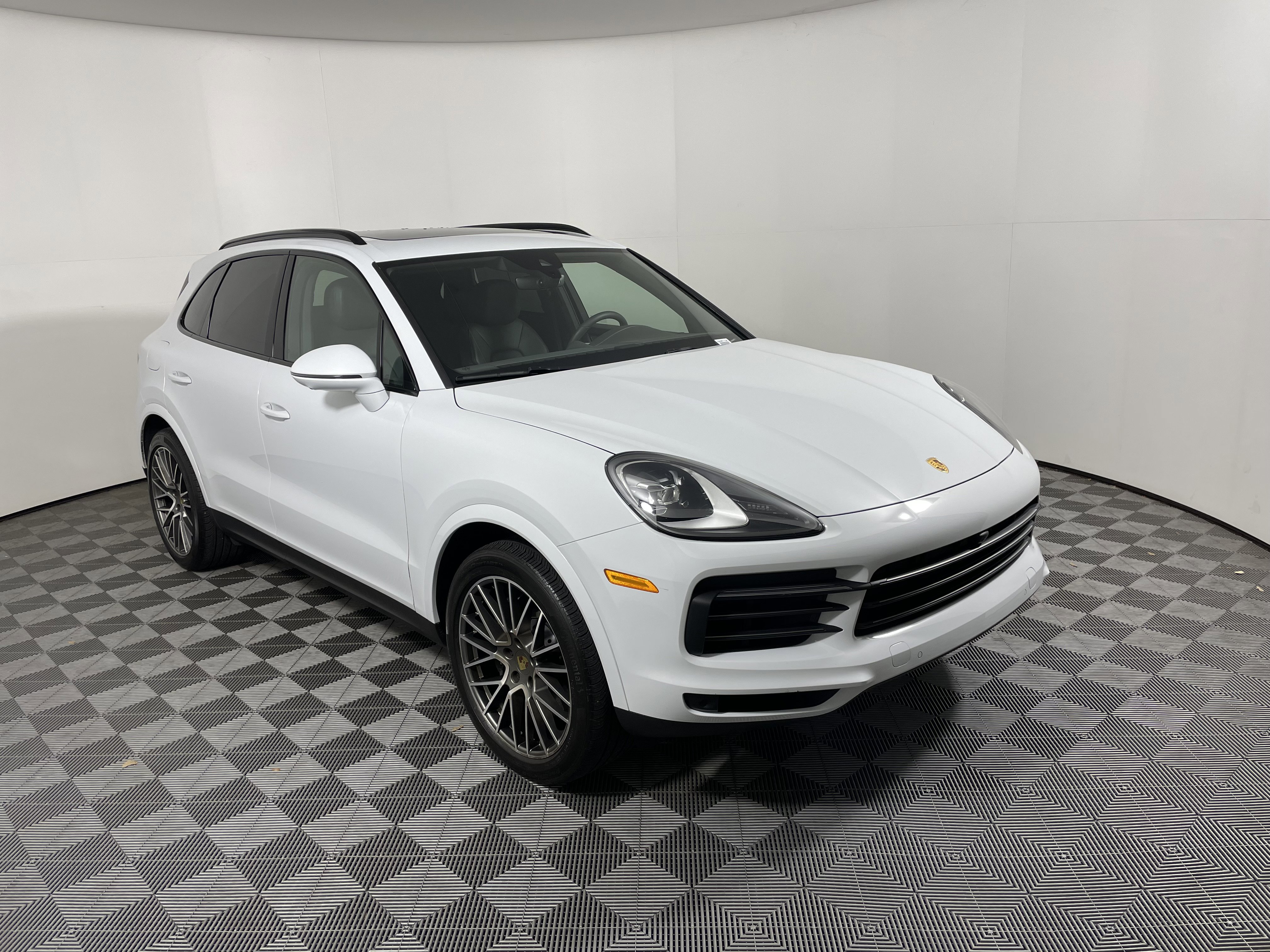 Certified 2023 Porsche Cayenne Platinum Edition image 9