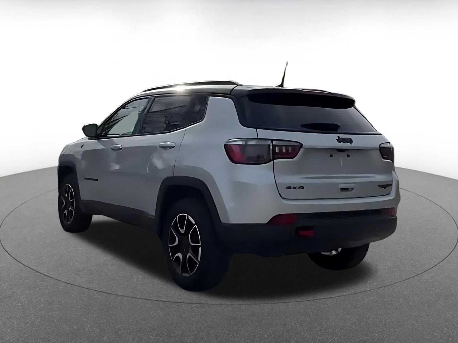 Used 2025 Jeep Compass Trailhawk image 10