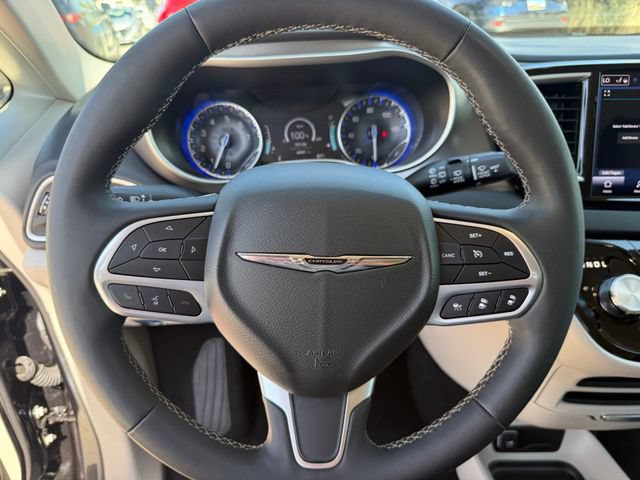 Used 2024 Chrysler Pacifica Touring-L FWD image 18