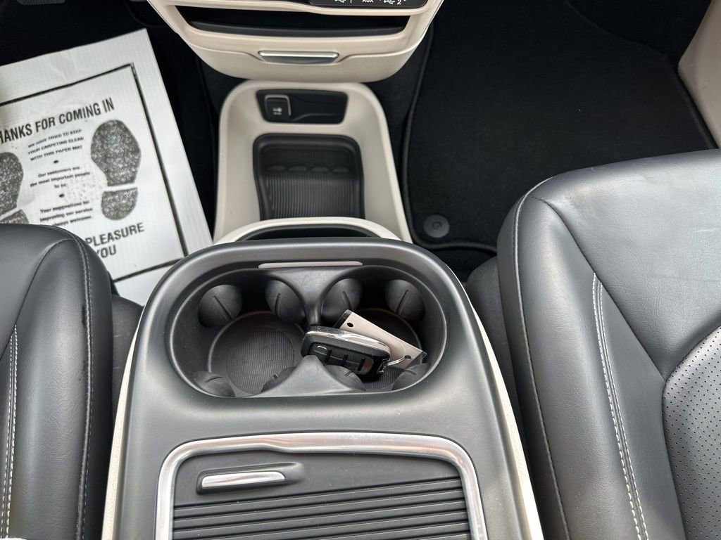 Used 2023 Chrysler Pacifica Touring-L image 27