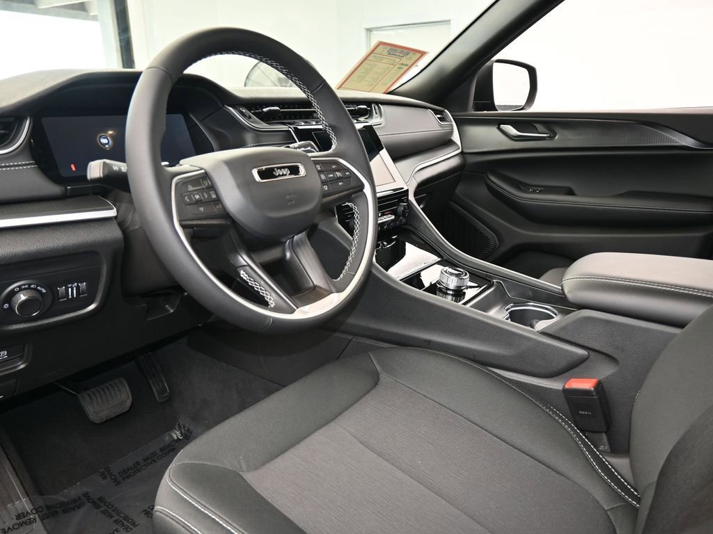 Used 2025 Jeep Grand Cherokee Laredo image 12