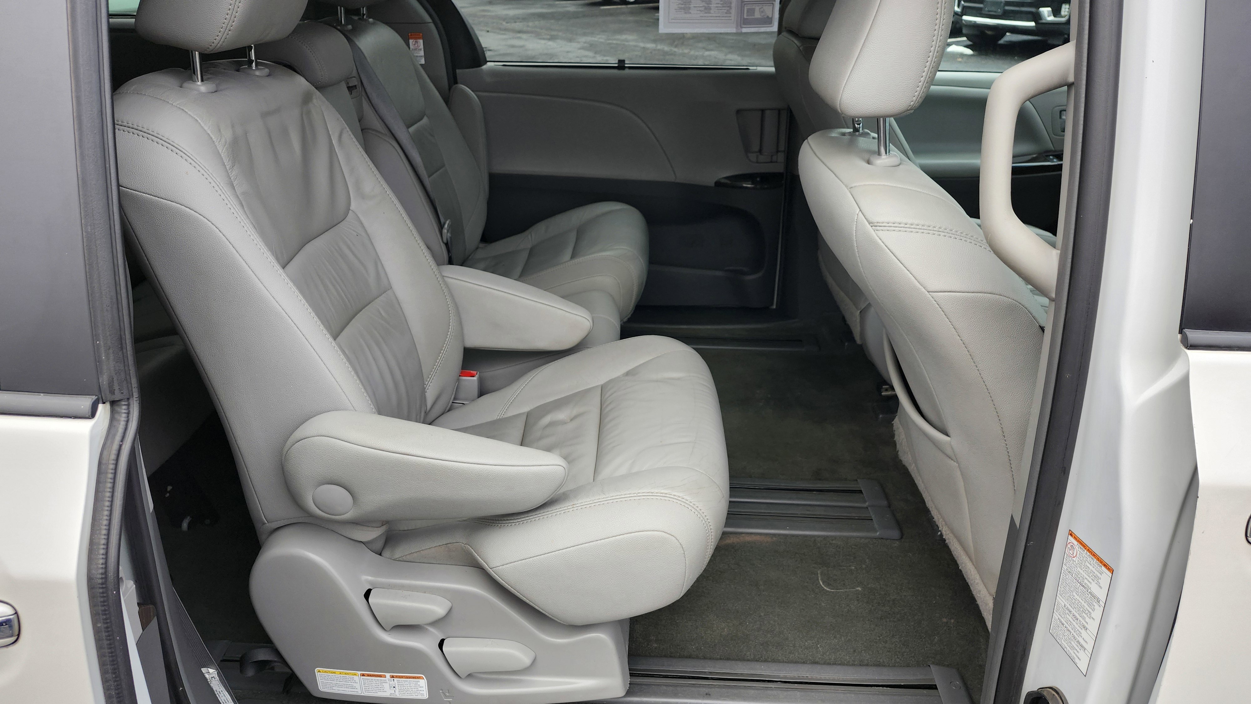 Used 2017 Toyota Sienna XLE Premium image 18