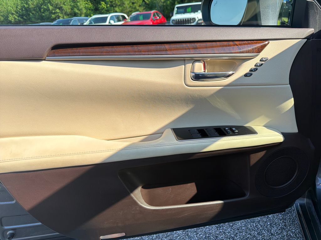 Used 2016 Lexus ES 350 w/ Premium Package w/Wood Trim FWD image 47