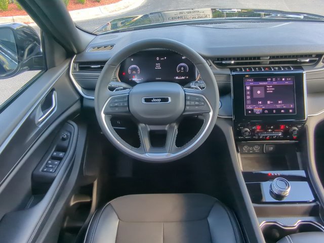 Certified 2025 Jeep Grand Cherokee Altitude AWD/4WD image 18