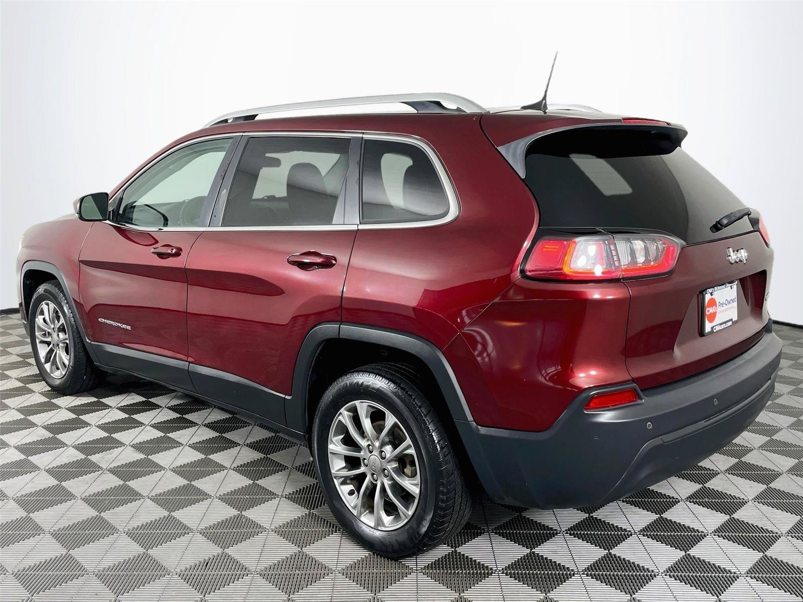 Used 2019 Jeep Cherokee Latitude Plus w/ Cold Weather Group FWD image 6