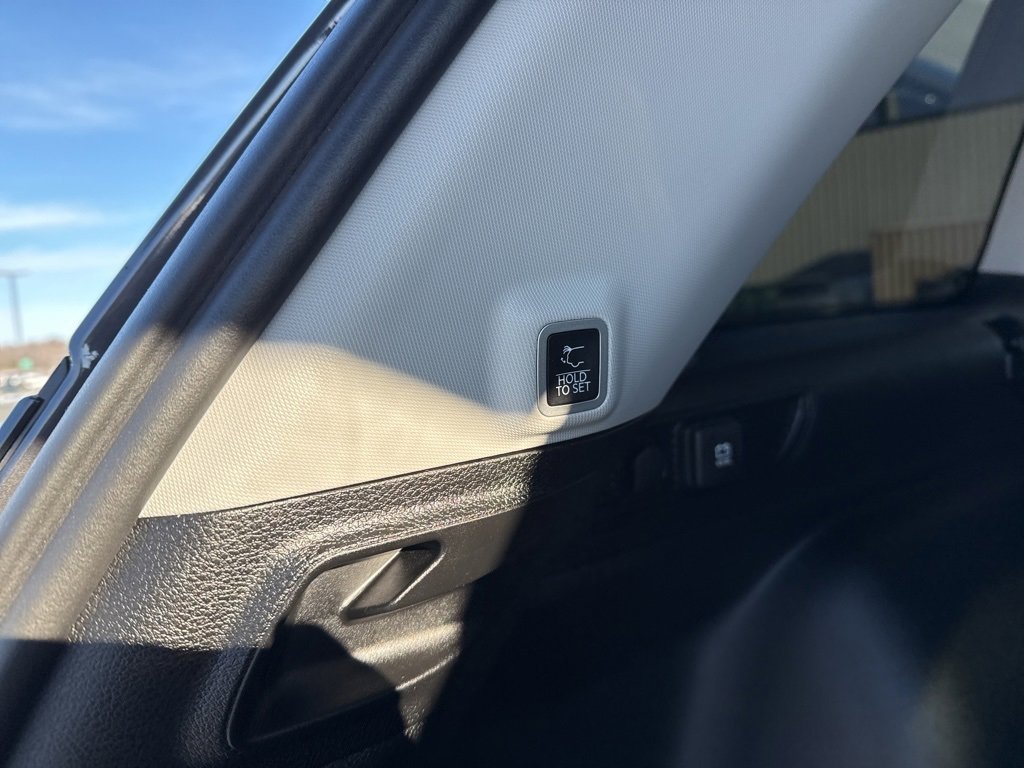 Used 2023 Jeep Grand Cherokee Limited w/ Black Appearance Package image 17