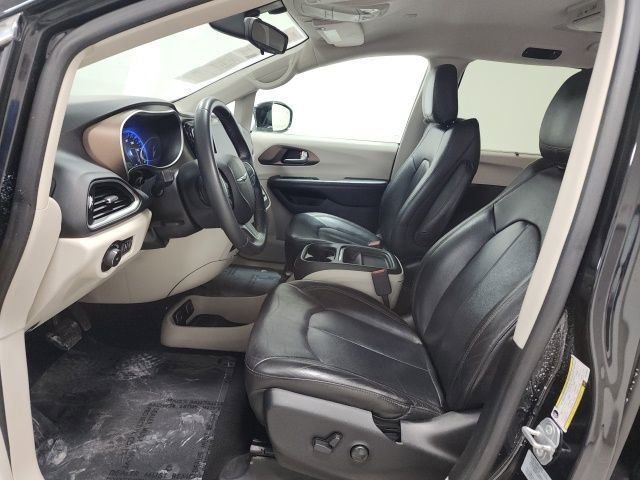 Used 2017 Chrysler Pacifica Touring-L image 19