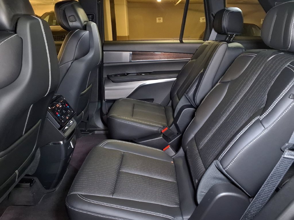 New 2027 Cadillac Vistiq Luxury AWD/4WD image 12