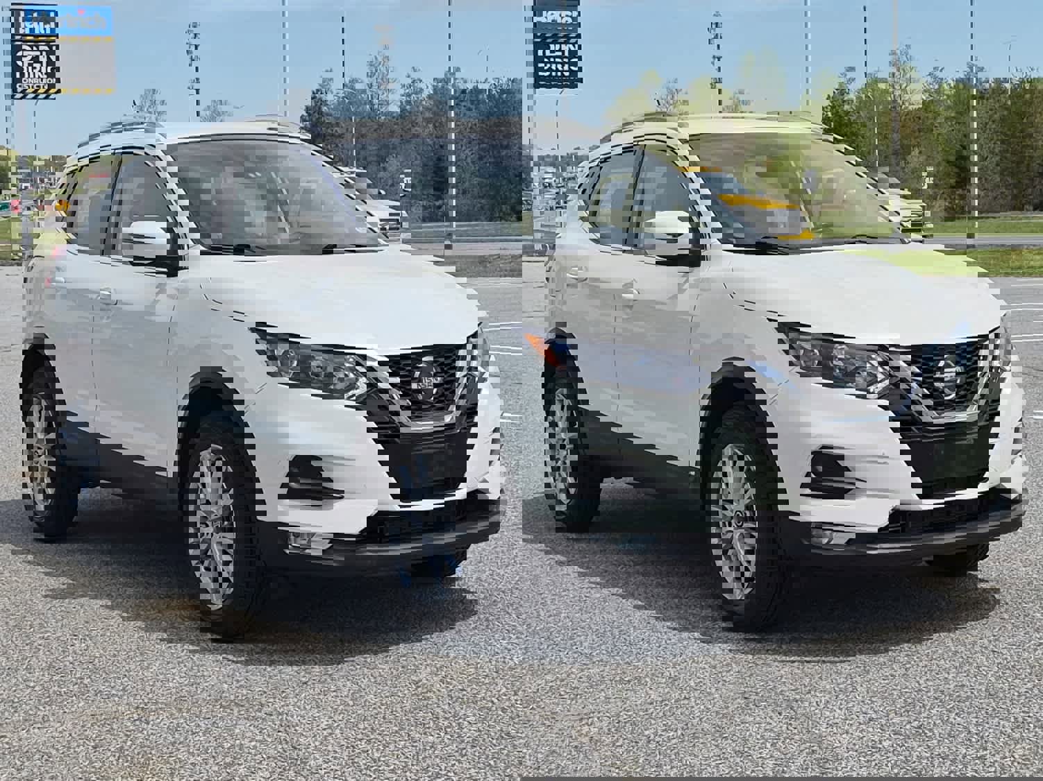 Used 2022 Nissan Rogue Sport SV image 2