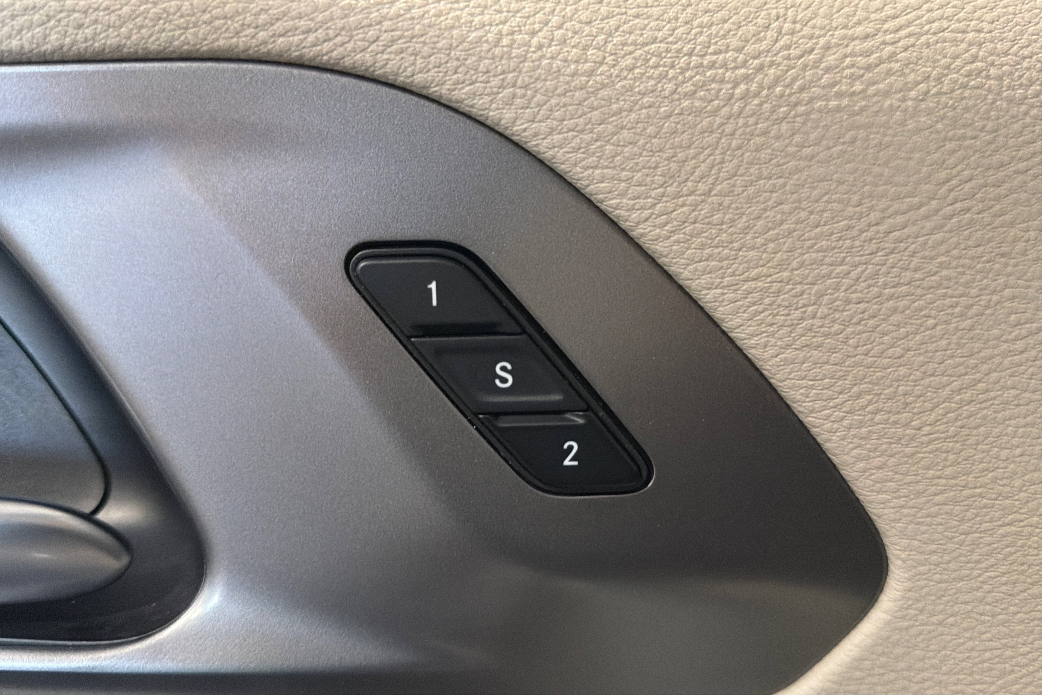 Used 2023 Chrysler Pacifica Touring-L FWD image 17