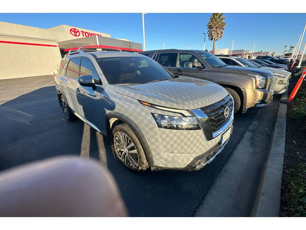 Used 2023 Nissan Pathfinder Platinum image 2