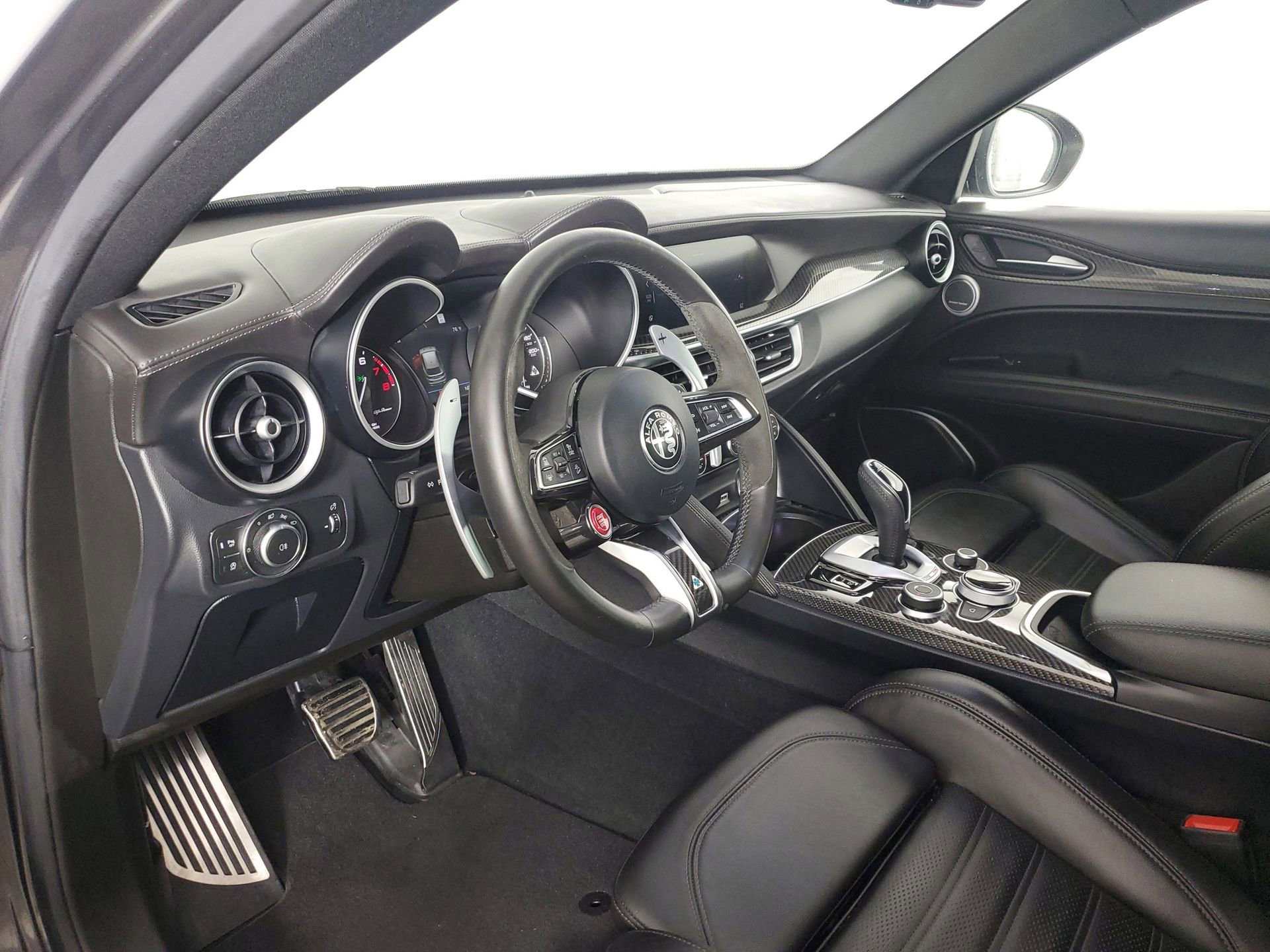 Used 2022 Alfa Romeo Stelvio Quadrifoglio w/ Active Assist Plus Package AWD/4WD image 27