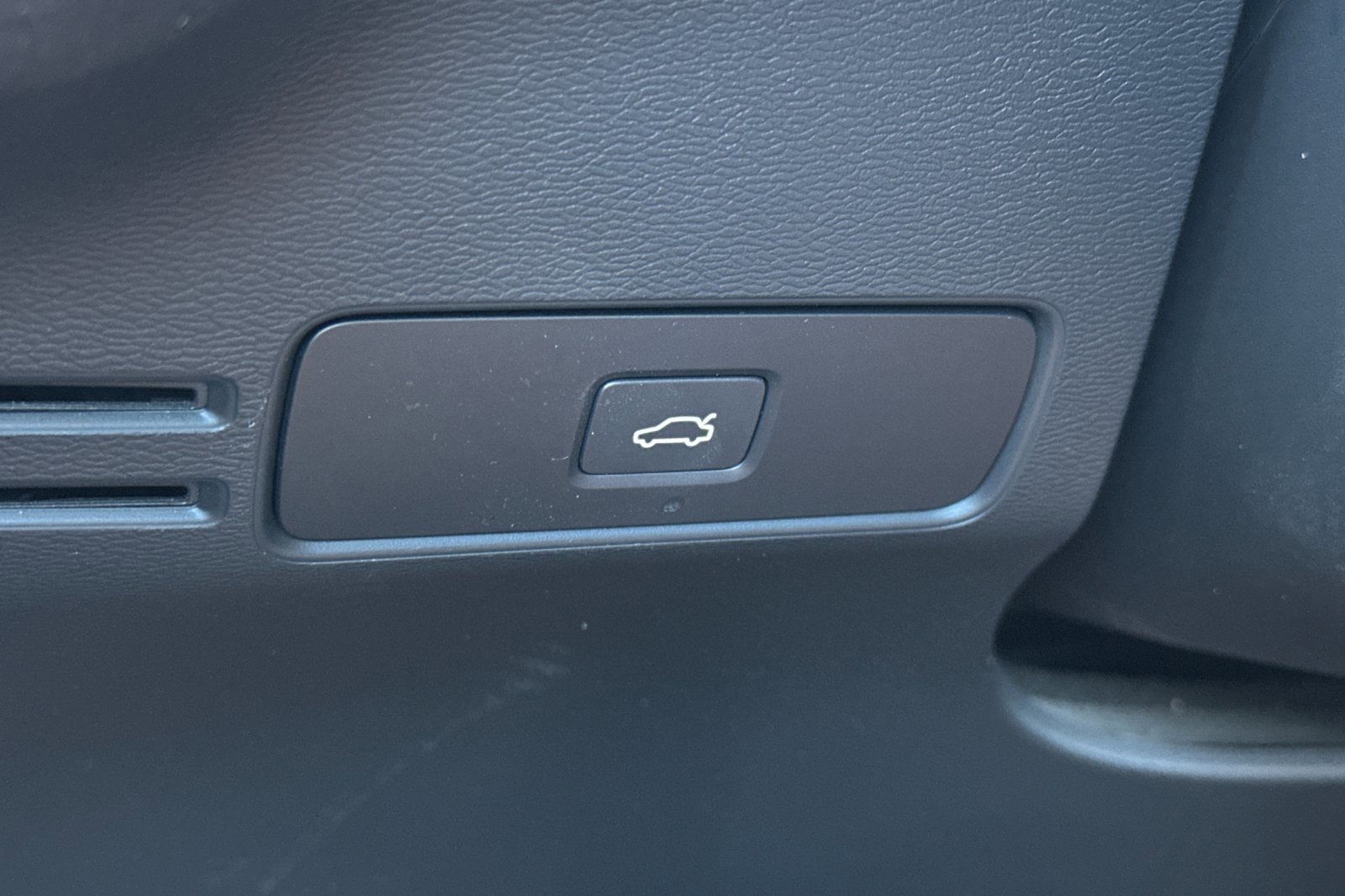 Certified 2023 Volvo C40 P8 Recharge Plus w/ Climate Package image 31