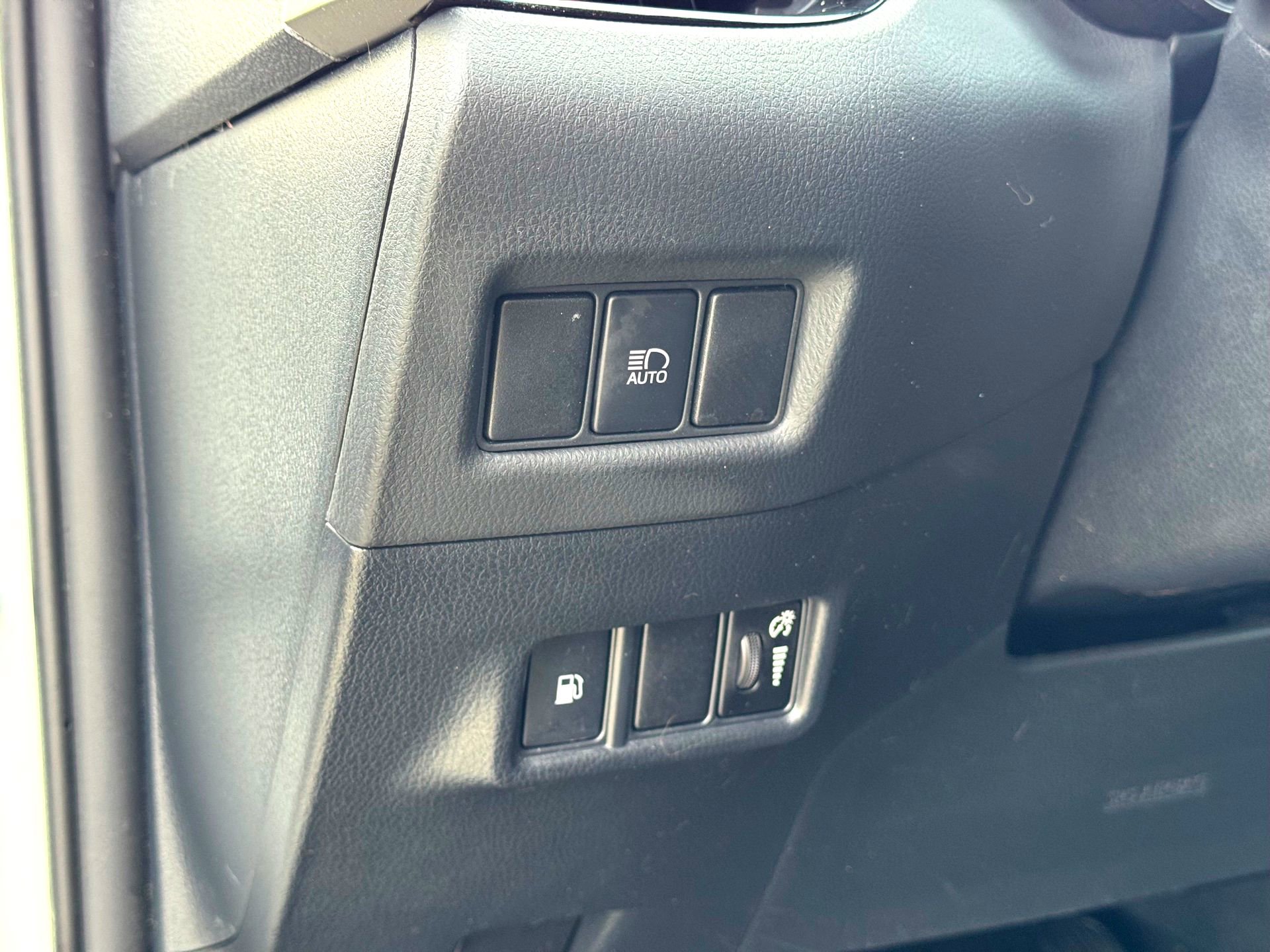 Used 2021 Toyota C-HR Limited image 14