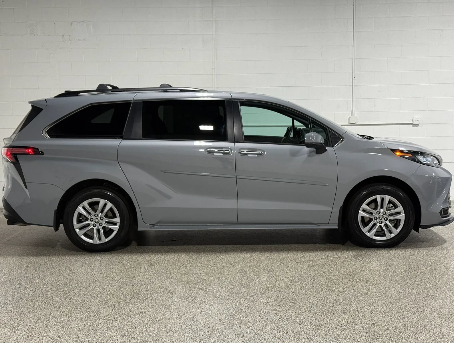 Used 2022 Toyota Sienna XLE Woodland Edition w/ Protection Package (TMS) AWD/4WD image 5