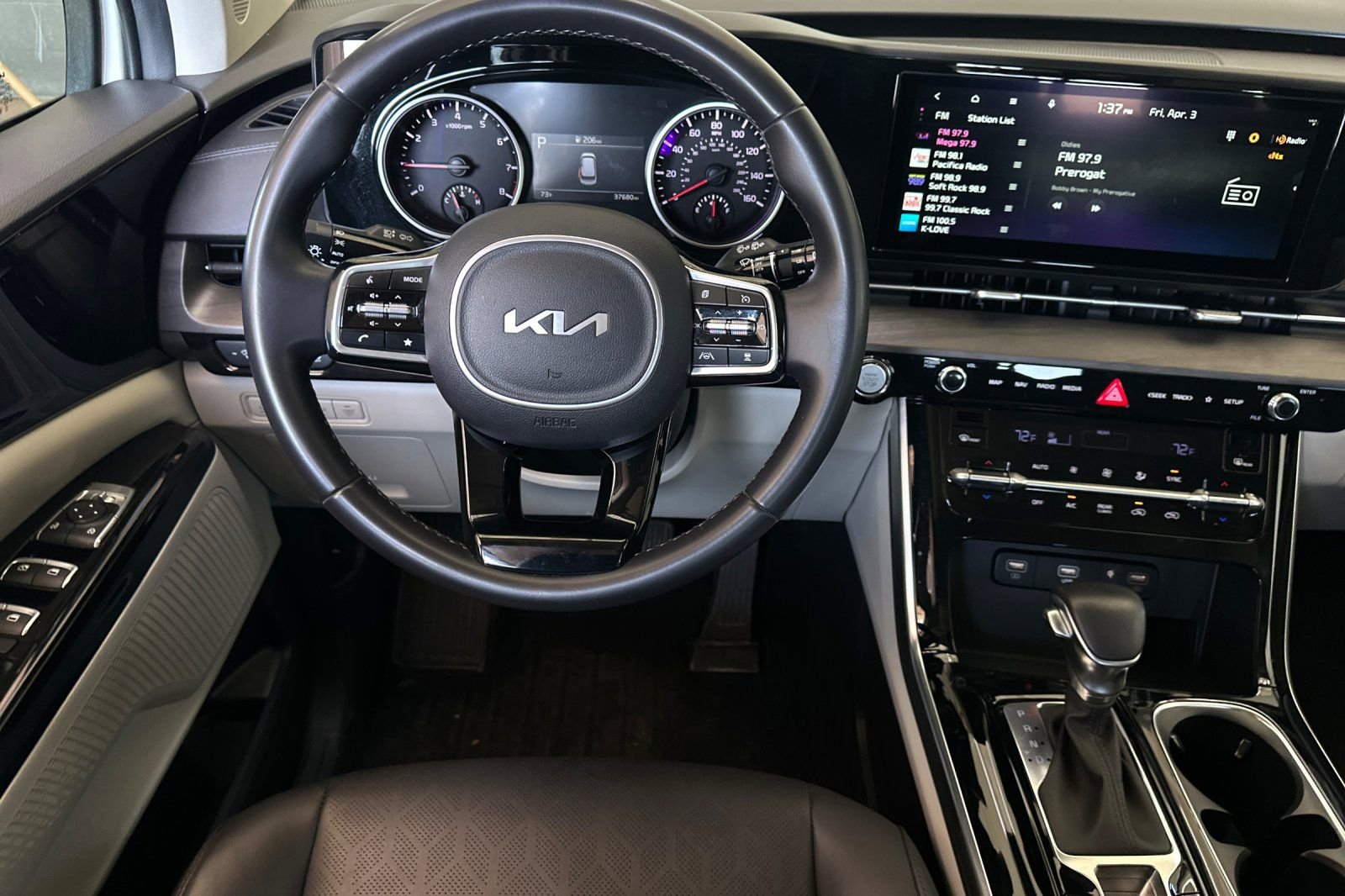 Used 2023 Kia Carnival EX image 16