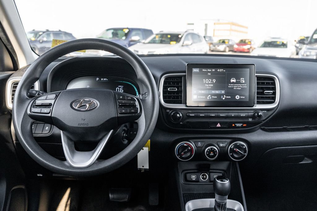 Used 2023 Hyundai Venue SE FWD image 15
