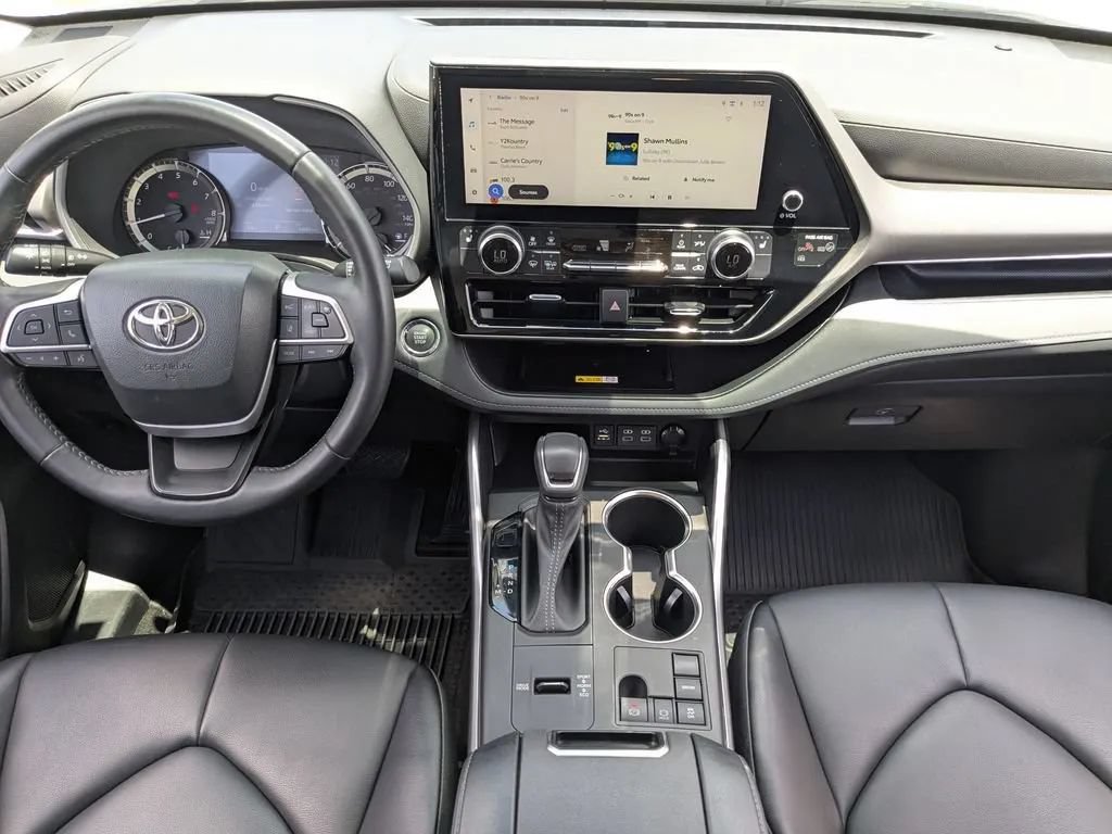 Used 2023 Toyota Highlander XLE FWD image 18