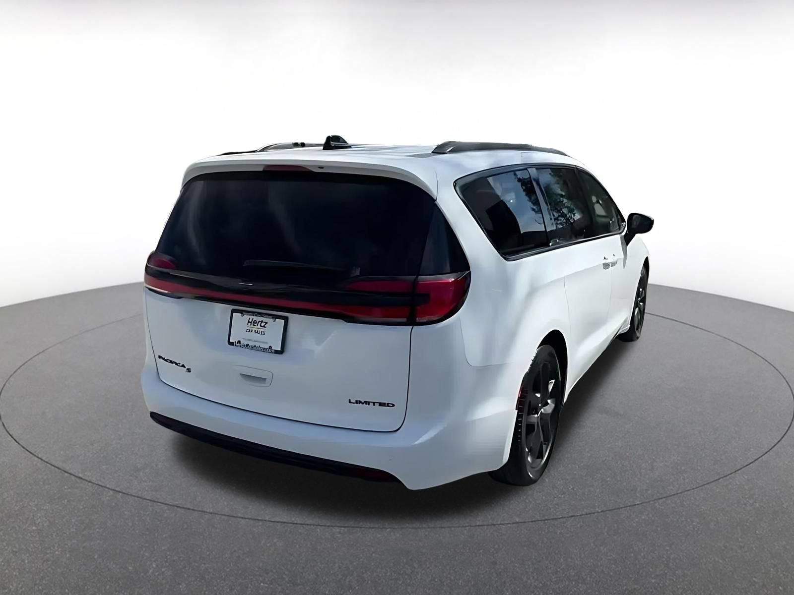 Used 2025 Chrysler Pacifica Limited FWD image 11