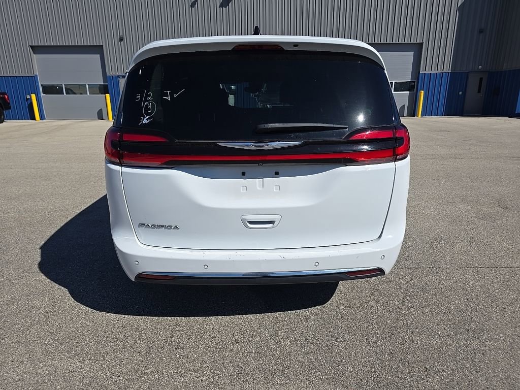 Used 2024 Chrysler Pacifica Touring-L image 4