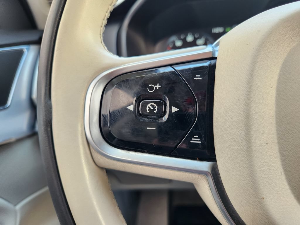 Used 2016 Volvo XC90 T6 Momentum AWD/4WD image 27