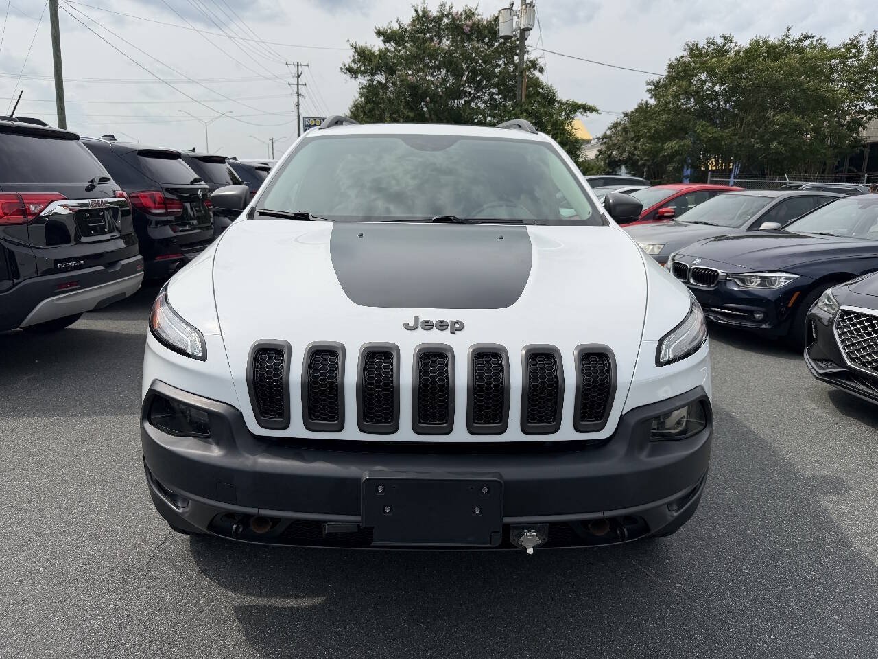 Used 2017 Jeep Cherokee Trailhawk AWD/4WD image 2