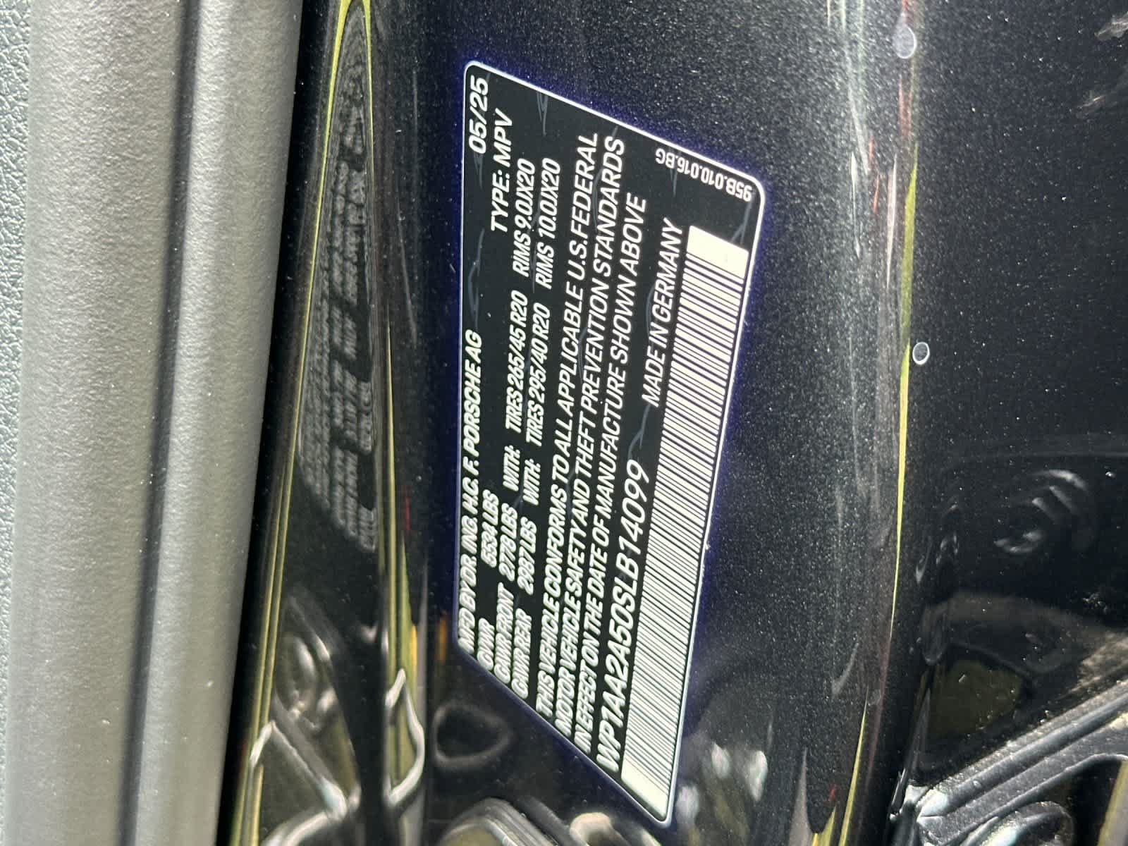 Certified 2025 Porsche Macan AWD/4WD image 34