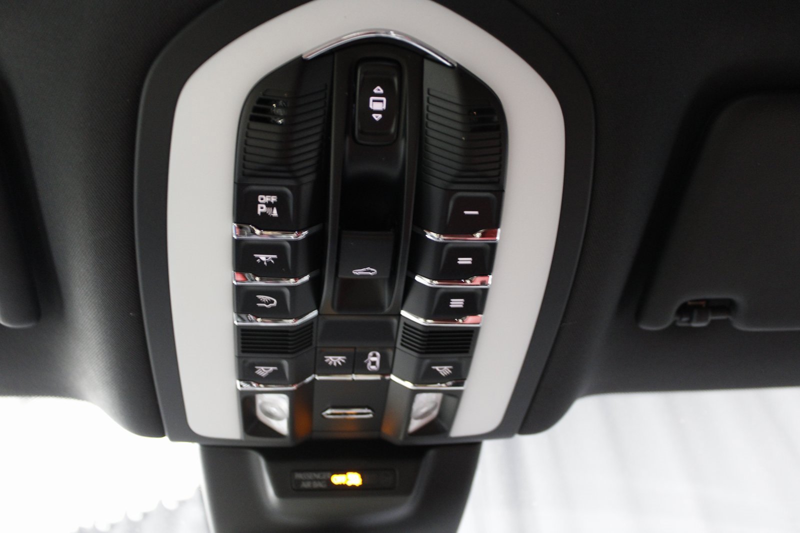 Certified 2025 Porsche Macan image 35