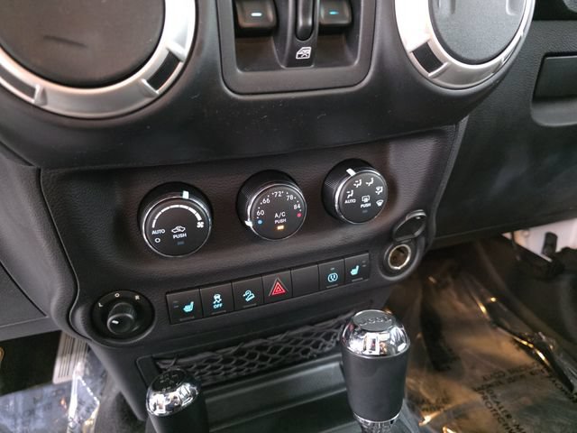 Used 2017 Jeep Wrangler Unlimited Sahara w/ Connectivity Group AWD/4WD image 20