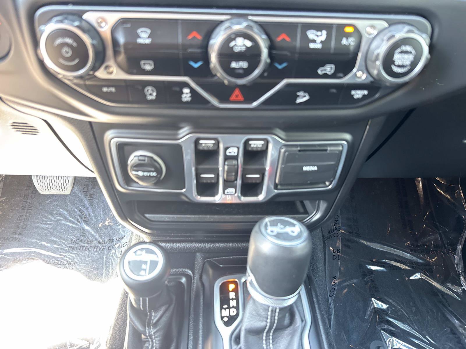 Used 2018 Jeep Wrangler Unlimited Sahara AWD/4WD image 26