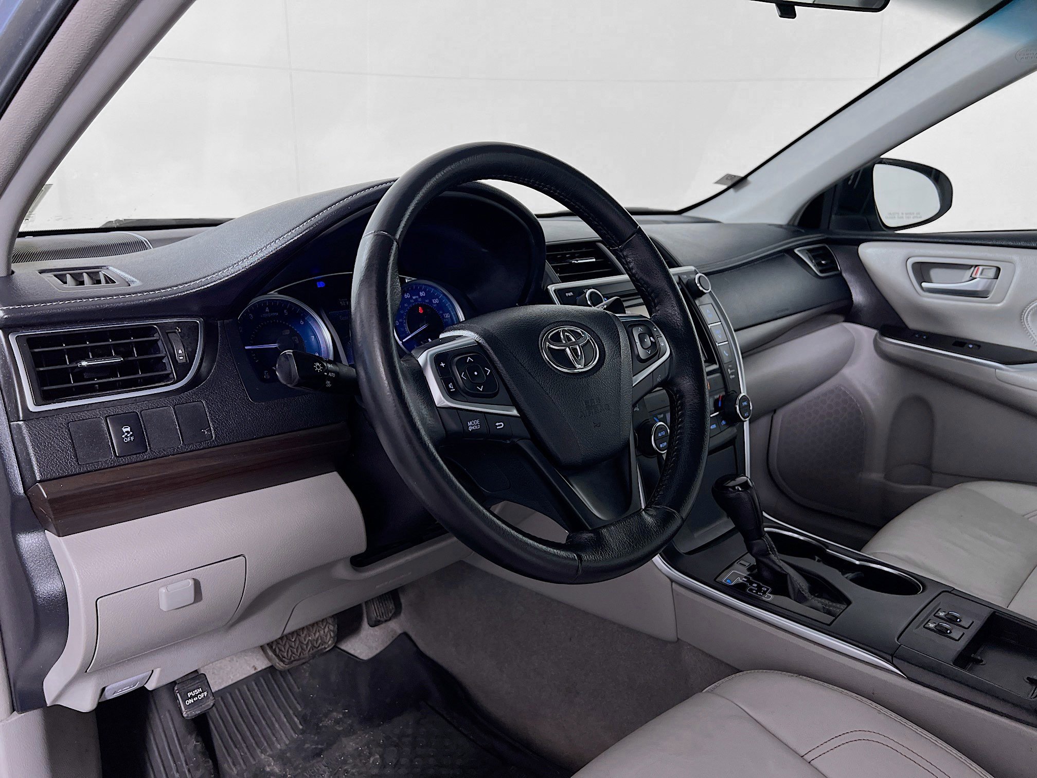 Used 2017 Toyota Camry XLE FWD image 9