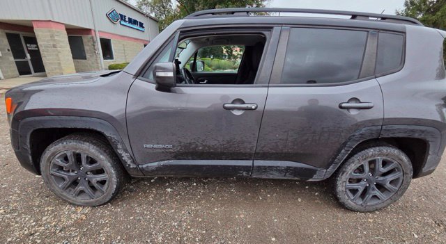 Used 2016 Jeep Renegade Latitude AWD/4WD image 2
