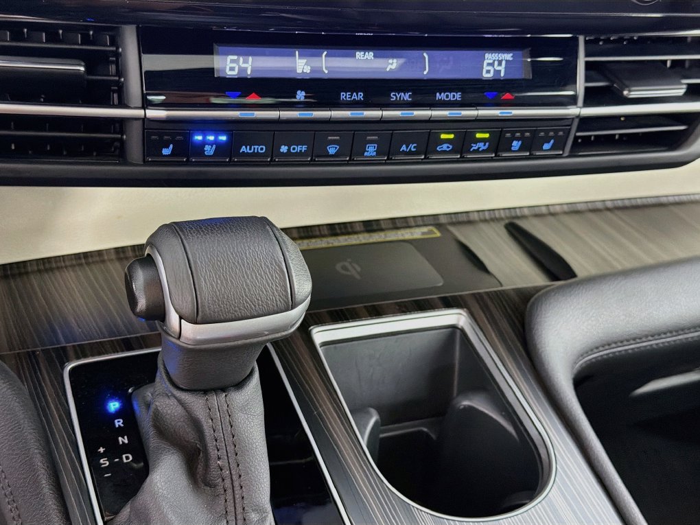 Used 2023 Toyota Sienna Platinum AWD/4WD image 19