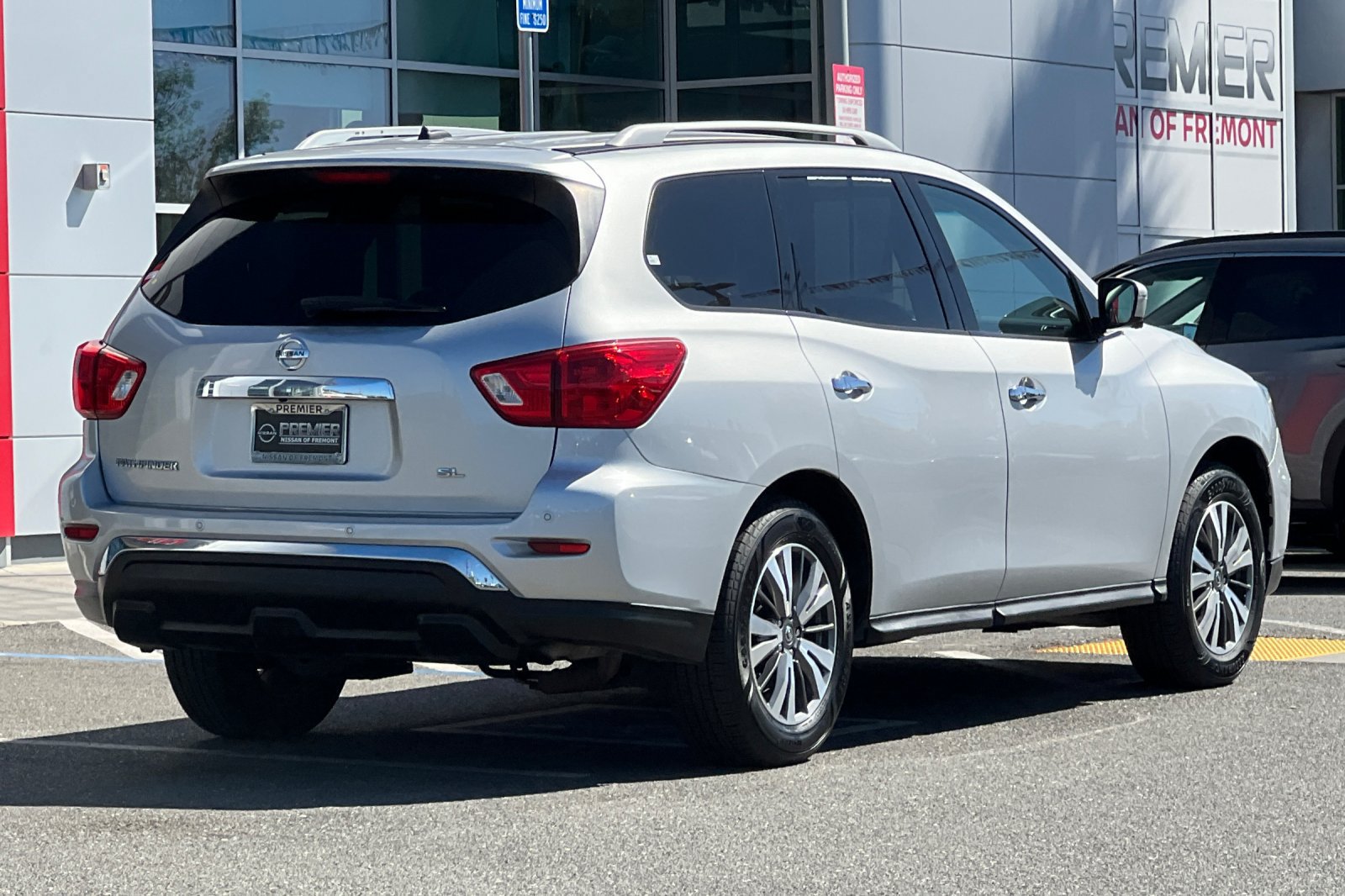 Used 2017 Nissan Pathfinder SL FWD image 4