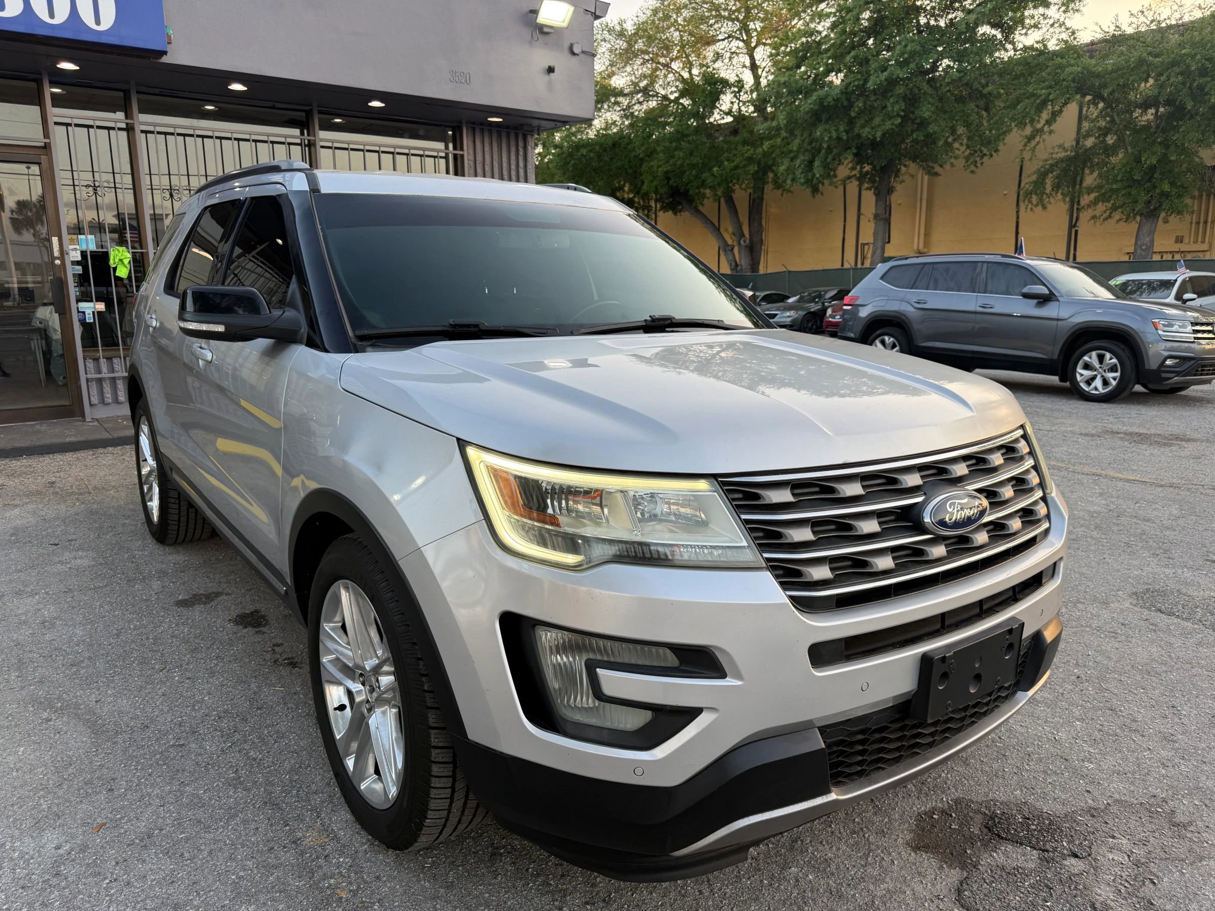 Used 2017 Ford Explorer XLT w/ Equipment Group 202A image 3