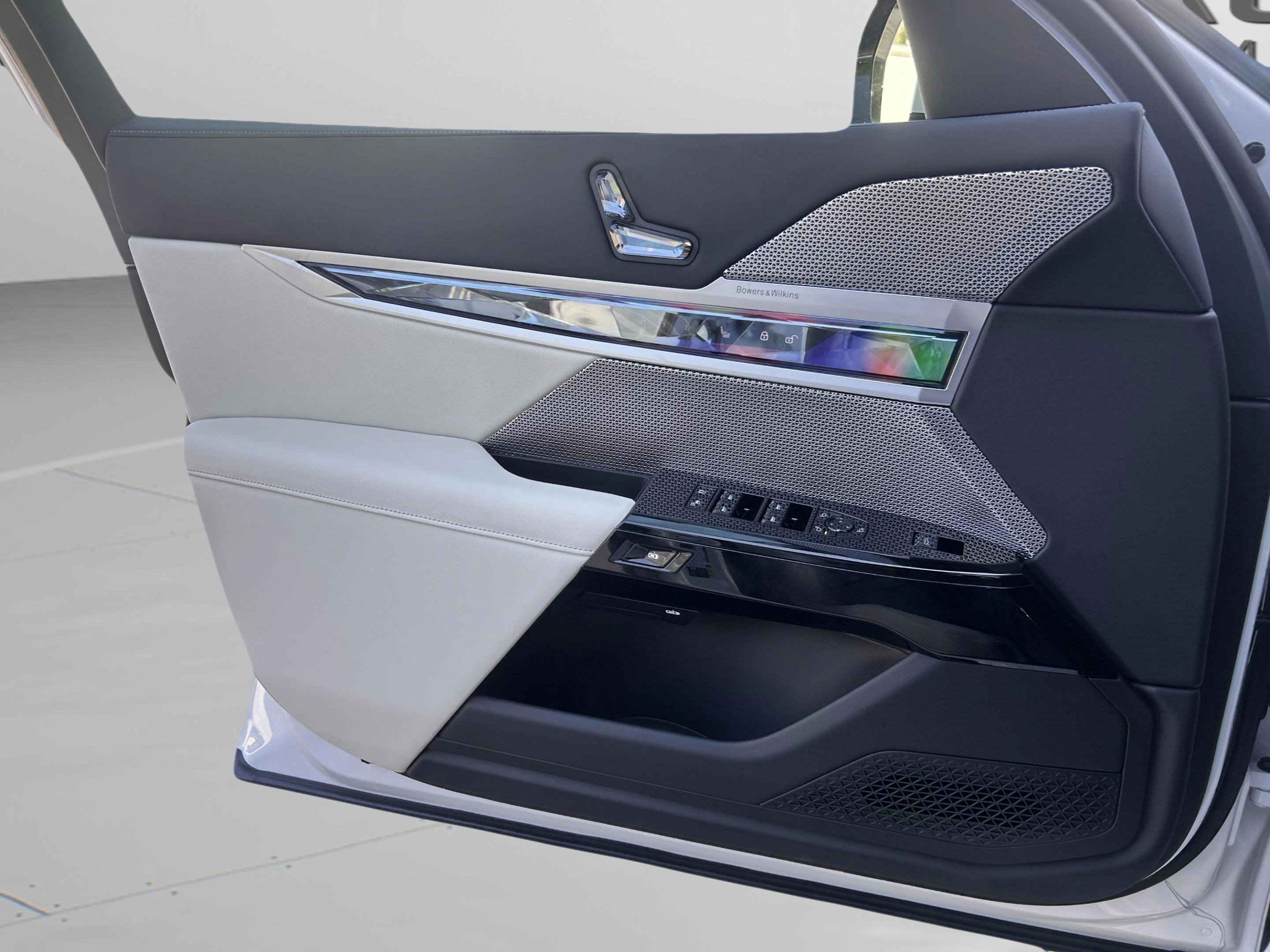 Used 2025 BMW i7 xDrive60 image 23