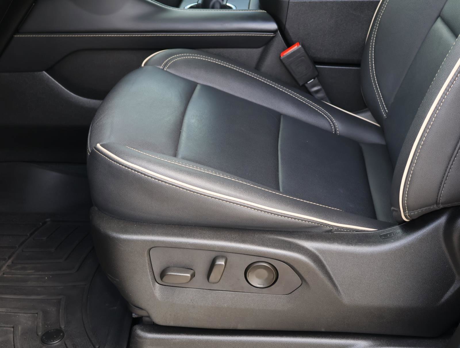 Used 2024 Chevrolet Tahoe Premier AWD/4WD image 16